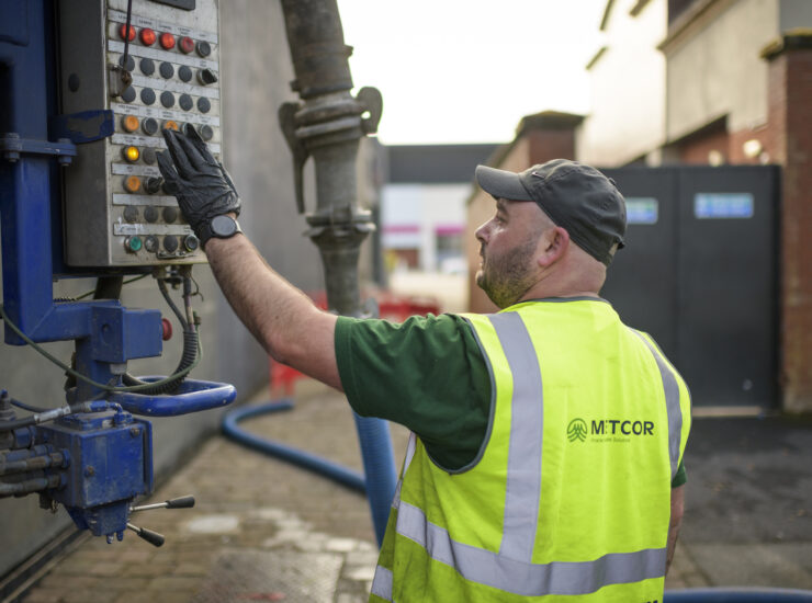 Preparing a tanker for drain maintenance